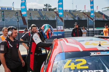 Doble función: en el autódromo porteño Pechito compartirá auto con Rossi en TC2000 y se estrenará, también con Toyota, en el TCR South America.