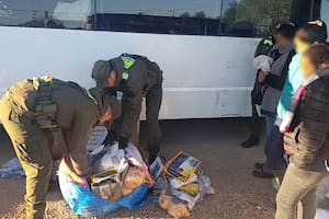 Inesperado doble hallazgo de cerca de 70 kilos de droga en un control de rutina a un micro