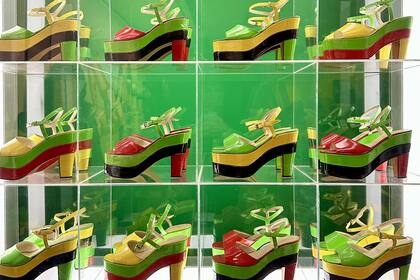 Doble plataforma consistió en 16 pares de zapatos en cuero charol de colores flúo y negro, expuestos en cubos de acrílico (1967)