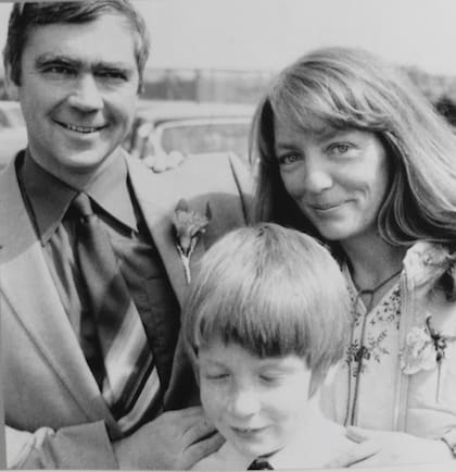 Doce buzos tácticos con ametralladoras y granadas bajaron de un Puma, rodearon la casa de Bill Luxton y se lo llevaron junto a su esposa y a su hijo adolescente a Puerto Argentino