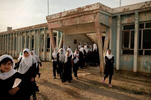 La larga marcha de las niñas afganas para seguir estudiando
