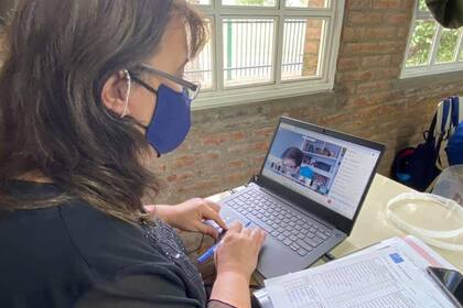 Docente presencial en el aula, con alumnos remotos, conectados por la tecnología en la Unidad Académica Dante Alighieri