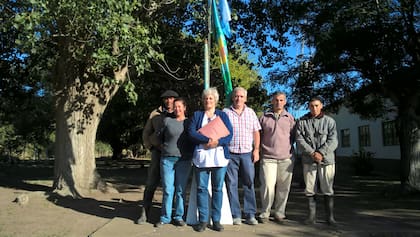 Docentes, padres y el intendente de Chascomús, en la escuela del paraje Los Jagüeles