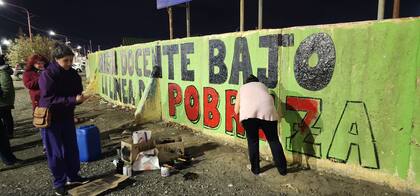 Docentes pintan la consigna "Ningún docente bajo la línea de la pobreza", como parte de las medidas de protesta. Río Gallegos, Santa Cruz.
