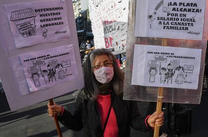 Una de las manifestantes que protestan este jueves en la ciudad de Buenos Aires