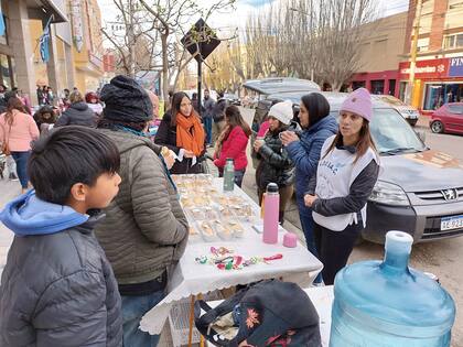 Docentes realizan ventas callejeras para hacer frente a un fondo de huelga, Río Gallegos, Santa Cruz.