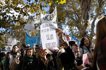 Docentes y gremialistas marchan al Ministerio de Economía en reclamos por mejoras salariales