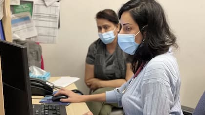 Doctora atiende a una refugiada en la clinica de PRAIDA en Montreal