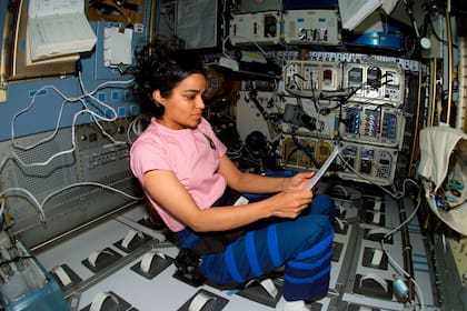 Doctora en ingeniería aeroespacial y la persona con mayor experiencia a bordo con más de 370 horas de permanencia en el espacio, Chawla fue considerada no solo como una heroína nacional en su país de origen sino como “American Hero”