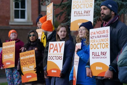 Doctores jóvenes del NHS forman una línea de piquetes en el exterior de la Leicester Royal Infirmary durante una huelga de 96 horas por motivos salariales, en Leicester, Inglaterra, el 11 de abril de 2023. (Jacob King/PA vía AP)
