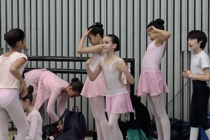 Alumnos del primer año de la escuela en un alto de los ensayos en las salas del Teatro Colón antes de la función de fin de año