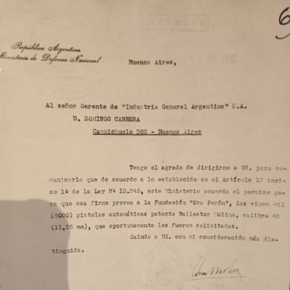 Documento con la firma del Ministro de Defensa, General Sosa Molina, en el que se autoriza, por parte del Ejército Argentino, la venta de armas a la Fundación Eva Perón