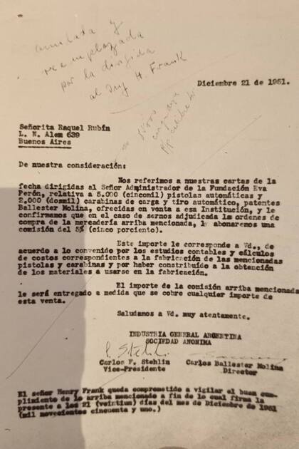 Documento donde queda asentada la contribución a la señorita Raquel Rubin por su intervención en la compra de armas