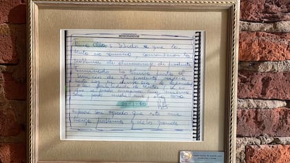 Documento que firmaron los jóvenes Wilder, Ito y Roberto a modo de apuesta, antes comenzar a vender las cacerolas
