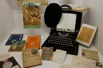 Documentos, cartas, libros y gran cantidad de objetos se exhiben en el hotel como recuerdo de aquellos años