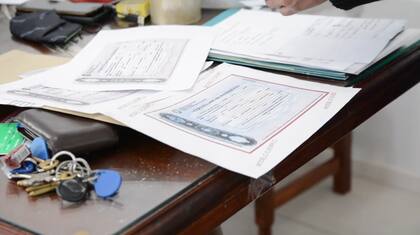 Documentos, sellos, pasaportes y autos fueron secuestrados por la Policía de Seguridad Aeroportuaria (PSA) en una investigación contra una organización que creaba falsas "historias de vida" para obtener visas a los Estados Unidos