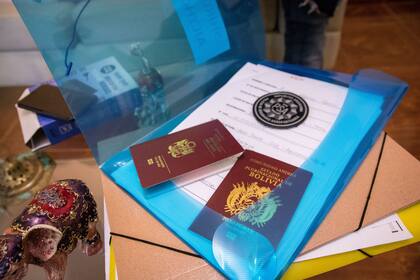 Documentos, sellos, pasaportes y autos fueron secuestrados por la Policía de Seguridad Aeroportuaria (PSA) en una investigación contra una organización que creaba falsas "historias de vida" para obtener visas a los Estados Unidos