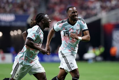 Dodi Lukebakio festeja uno de sus dos goles, seguido por Jeremy Doku