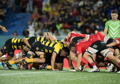 Dogos XV tratará de hacer pesar su scrum en la final contra Peñarol, que, por cierto, tiene a maltraer al conjunto argentino en el historial: de siete encuentros le ganó cinco, contra un empate y una derrota.