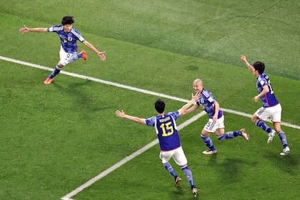 Ao Tanaka de Japón celebra después de marcar el segundo gol del equipo durante el partido del Grupo E de la Copa Mundial de la FIFA Qatar 2022 entre Japón y España