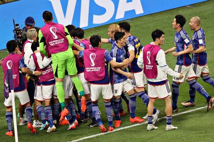 Los jugadores de Japón celebran la victoria sobre España en el Estadio Internacional Khalifa, en Doha.