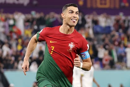 Cristiano Ronaldo de Portugal celebra con Joao Felix después de marcar el primer gol de su equipo de penalti durante el partido del Grupo H de la Copa Mundial de la FIFA Qatar 2022