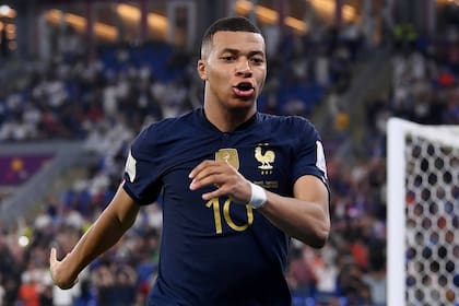 El alivio de Mbappé: Francia rompió la "maldición" de los campeones del mundo eliminados en primera ronda