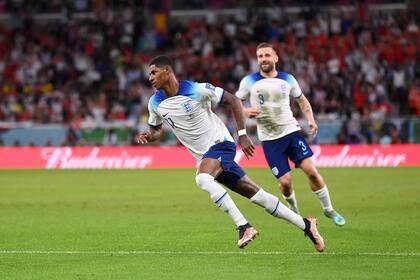 Marcus Rashford de Inglaterra celebra después de marcar el primer gol de su equipo durante el partido del Grupo B de la Copa Mundial de la FIFA Qatar 2022