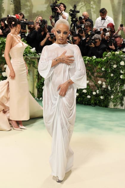 Doja Cat, tras salir del hotel envuelta en una toalla, apareció en la gala con un vestido túnica off white