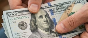 El dólar acelera la baja mientras el Banco Central extiende su racha de compra de reservas