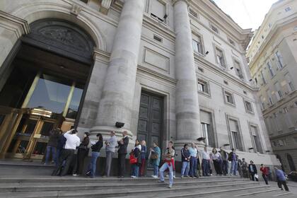 Esta mañana, la Comisión Nacional de Valores, el organismo estatal que regula la actividad bursátil, comenzó a realizar inspecciones presenciales y controles sobre la operatoria y la modalidad de órdenes que realizan estas compañías