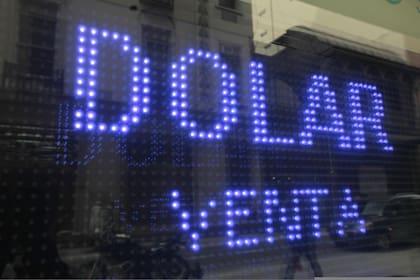 El dólar blue subió más de $16 en una semana