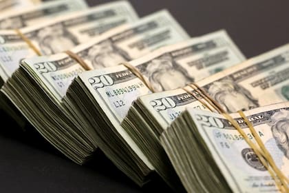 El dólar blue bajó un peso