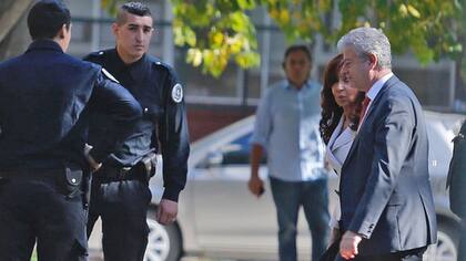 Dólar futuro: Cristina Kirchner llegó a los tribunales para declarar en una causa que promovió contra el Gobierno