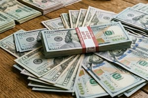 A cuánto cotiza el dólar oficial y blue este lunes 4 de mayo