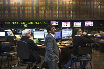 Dólar hoy: buena reacción del mercado tras la presentación del presupuesto de Milei (Photo by EITAN ABRAMOVICH / AFP)