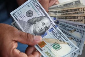 ¿A cuánto cotizan el dólar oficial y el blue?