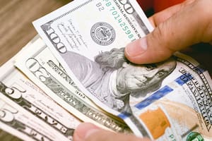 ¿A cuánto cotizan el dólar oficial y el blue este viernes 23 de febrero?