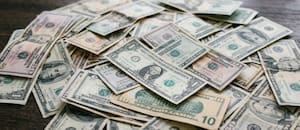 ¿A cuánto cotiza el dólar oficial y el blue este domingo 19 de abril?