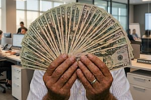 ¿A cuánto cotiza el dólar oficial y el blue este domingo 17 de mayo?