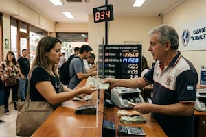 ¿A cuánto cotiza el dólar oficial y el blue este sábado 11 de abril?