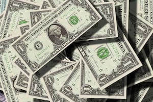 ¿A cuánto cotizan el dólar oficial y el blue este domingo 5 de abril?