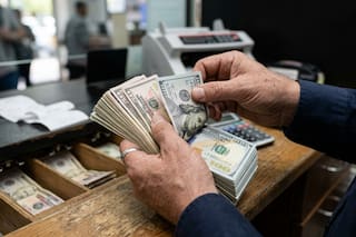 ¿A cuánto cotiza el dólar oficial y el blue este sábado 18 de abril?