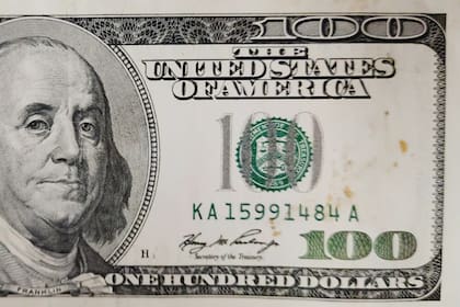Dólar manchado que fue rechazado para el blanqueo, según constató LA NACIÓN