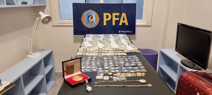 Dólares y monedas de oro, entre los elementos decomisados en los allanamientos
