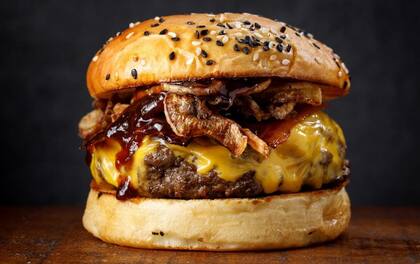 Dolas prepara hamburguesas con bacon y cheddar los ingredientes preferidos del público (Foto: Instagram @dolasbar)