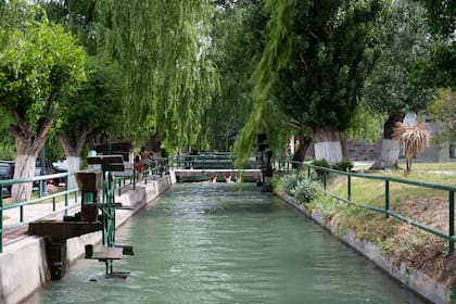 Dolavon tienen canales y acequias