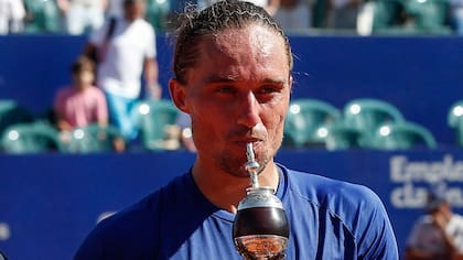 Dolgopolov, en 2017, con el trofeo de campeón del ATP de Buenos Aires.