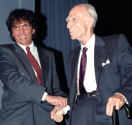 Dolina en una entrevista pública con Bioy Casares en el Centro Cultural Borges, en septiembre de 1996