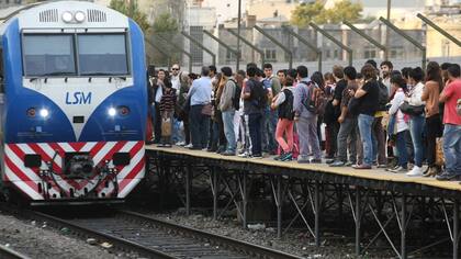 $ 2250. Electrificación tren San Martín: modernizar los trenes es otra clave